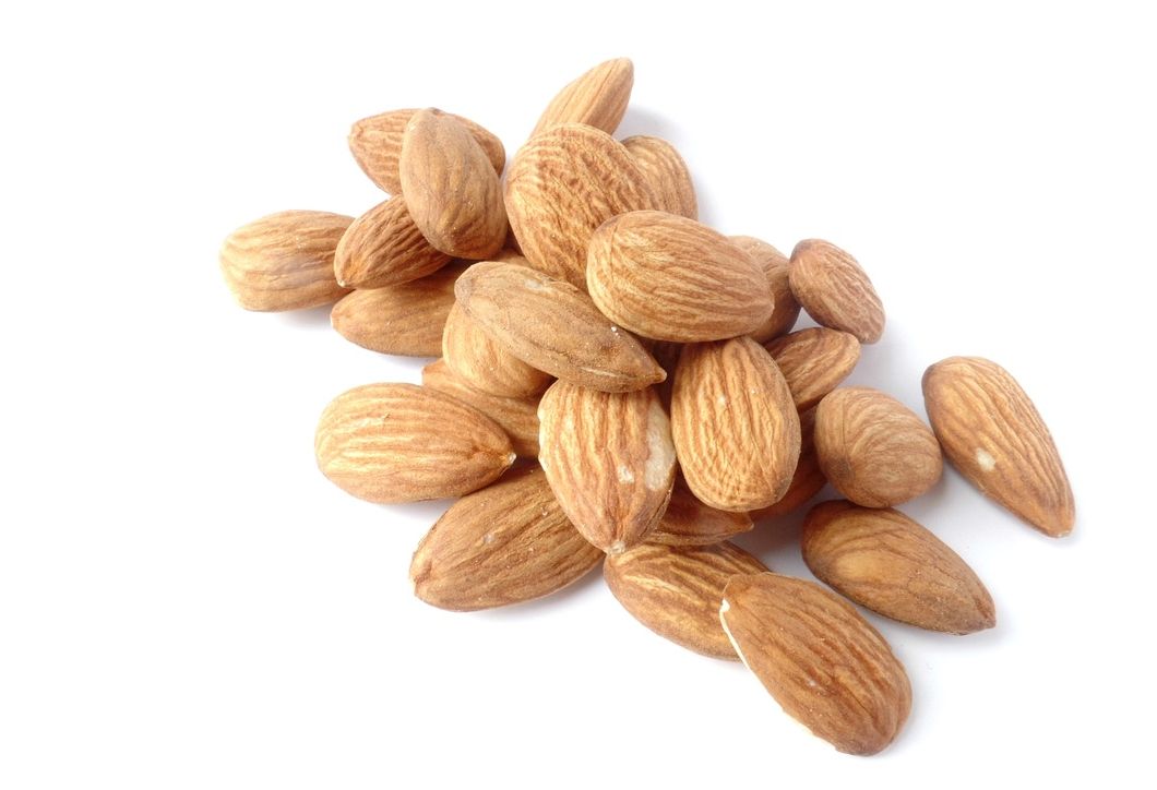 serving of almonds